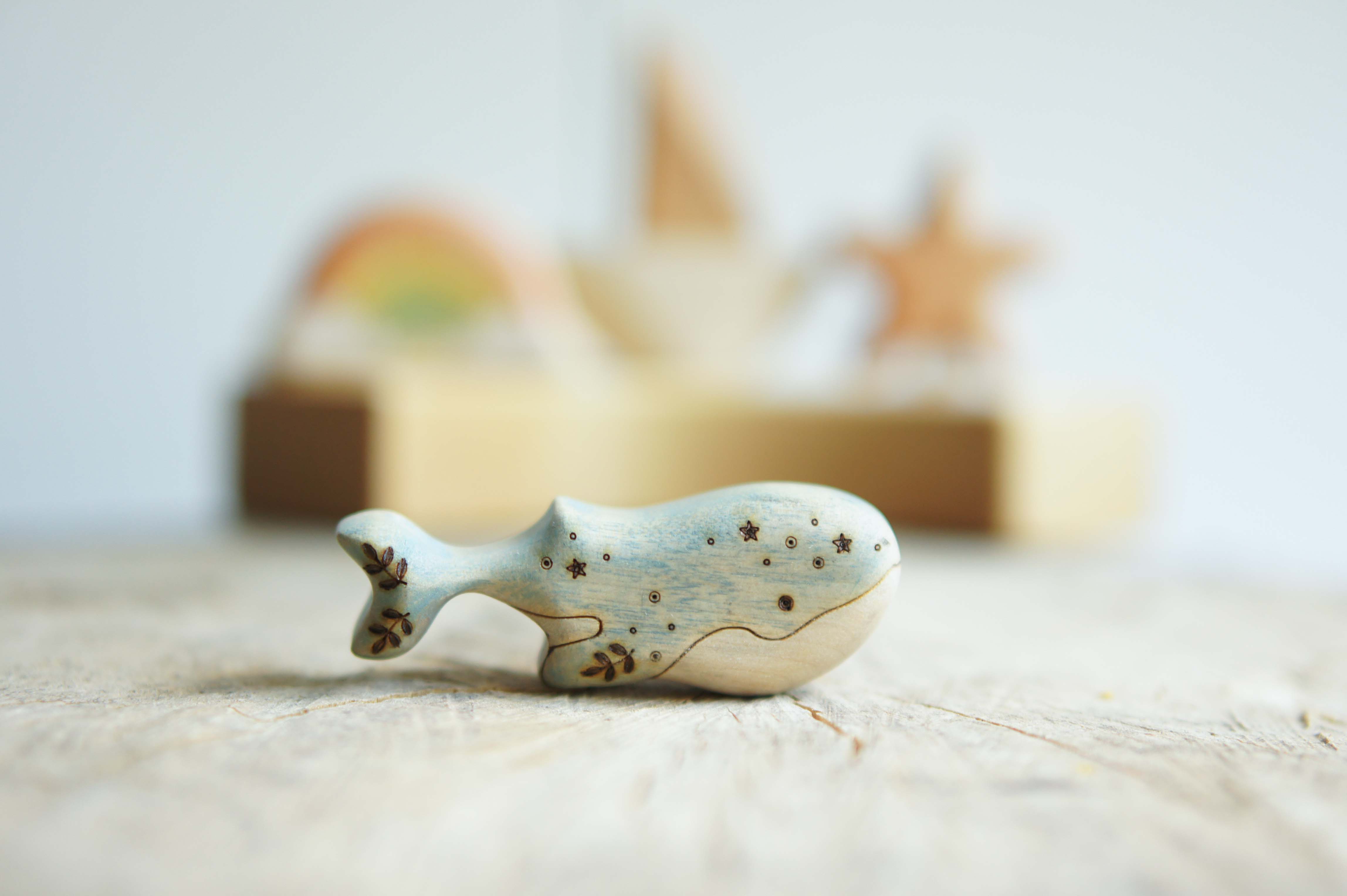 Wooden whale large hand painted and small natural wood buy set, ocean play set, nature play, Montessori ocean pretend play, ocean toy, whale toy